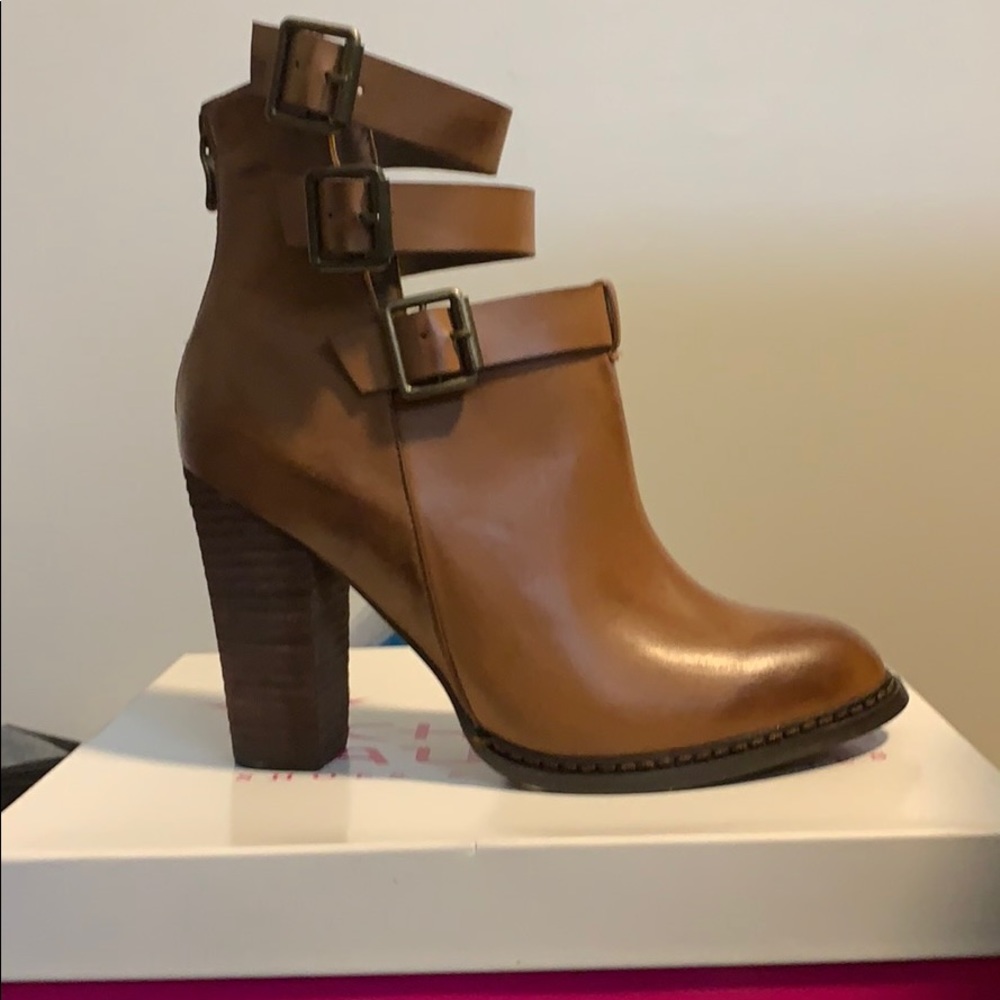 NWOT Beautiful Cognac boots. - Picture 2 of 5